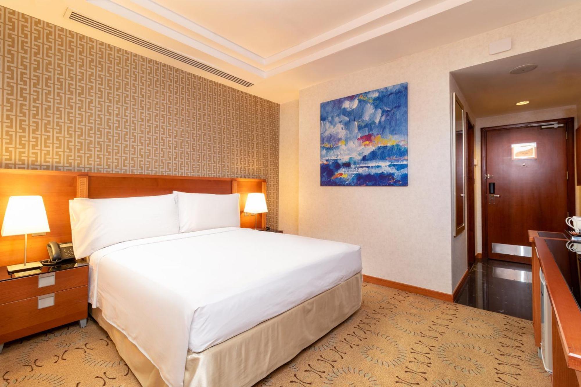 Holiday Inn - Suites Kuwait Salmiya By Ihg Kuwait City Exterior photo