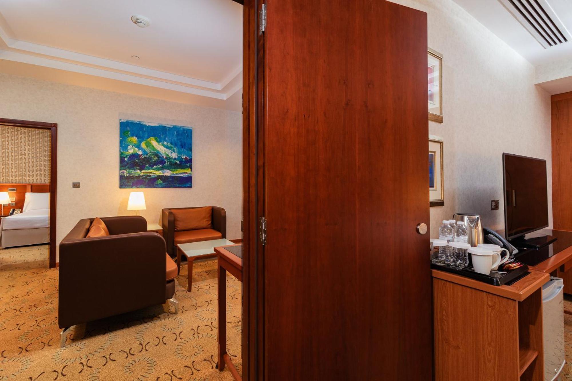 Holiday Inn - Suites Kuwait Salmiya By Ihg Kuwait City Exterior photo
