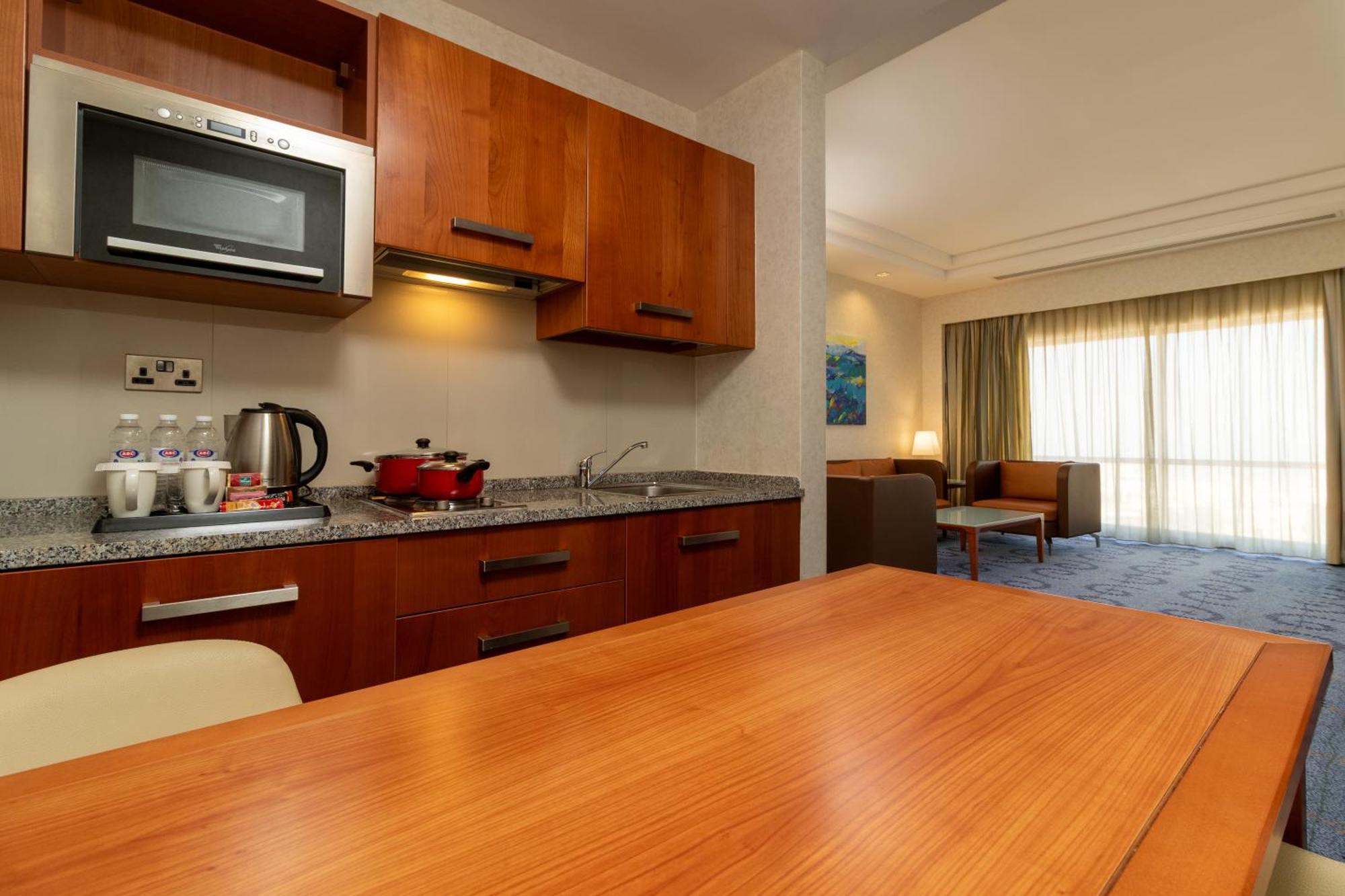 Holiday Inn - Suites Kuwait Salmiya By Ihg Kuwait City Exterior photo