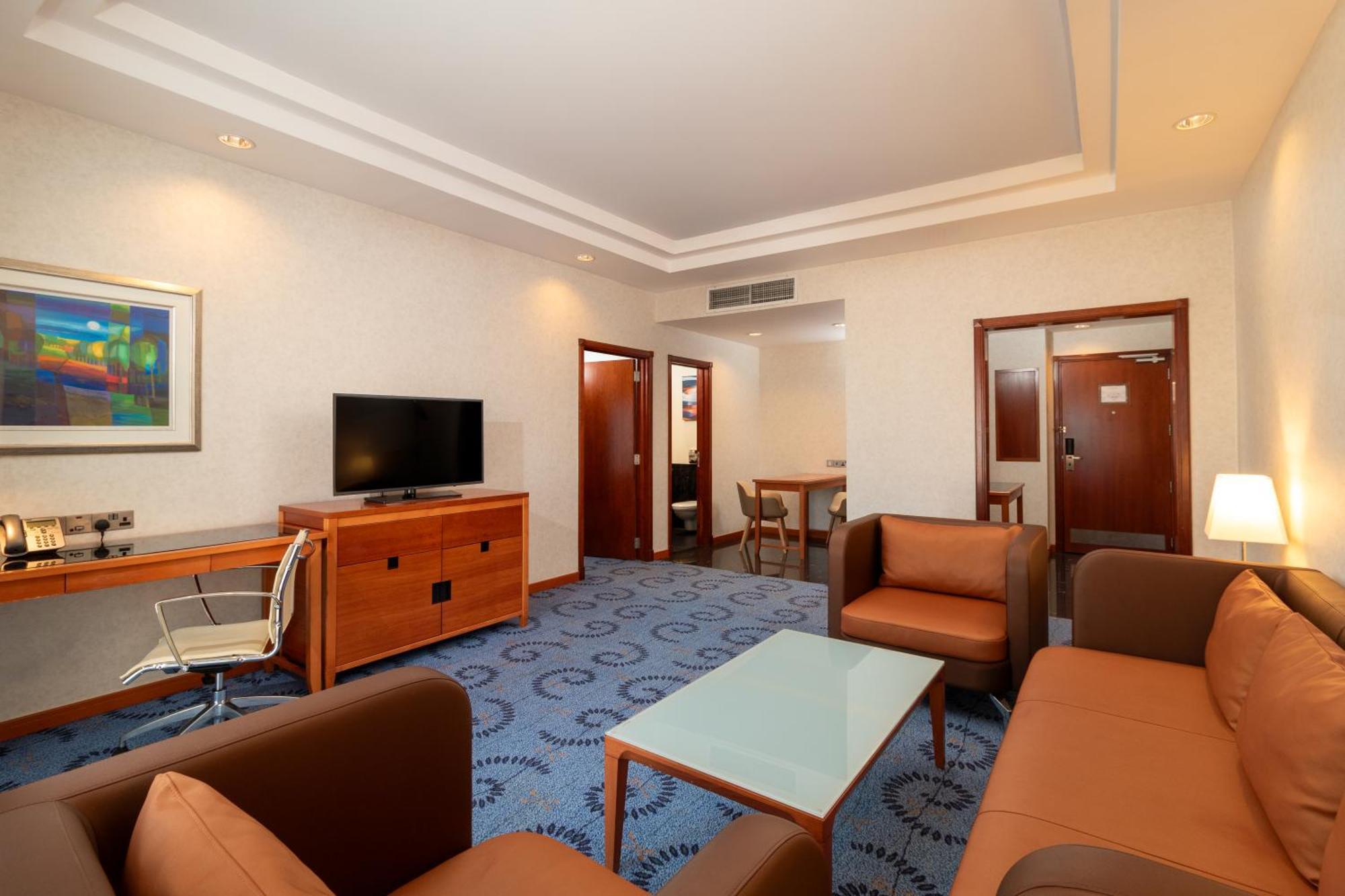 Holiday Inn - Suites Kuwait Salmiya By Ihg Kuwait City Exterior photo